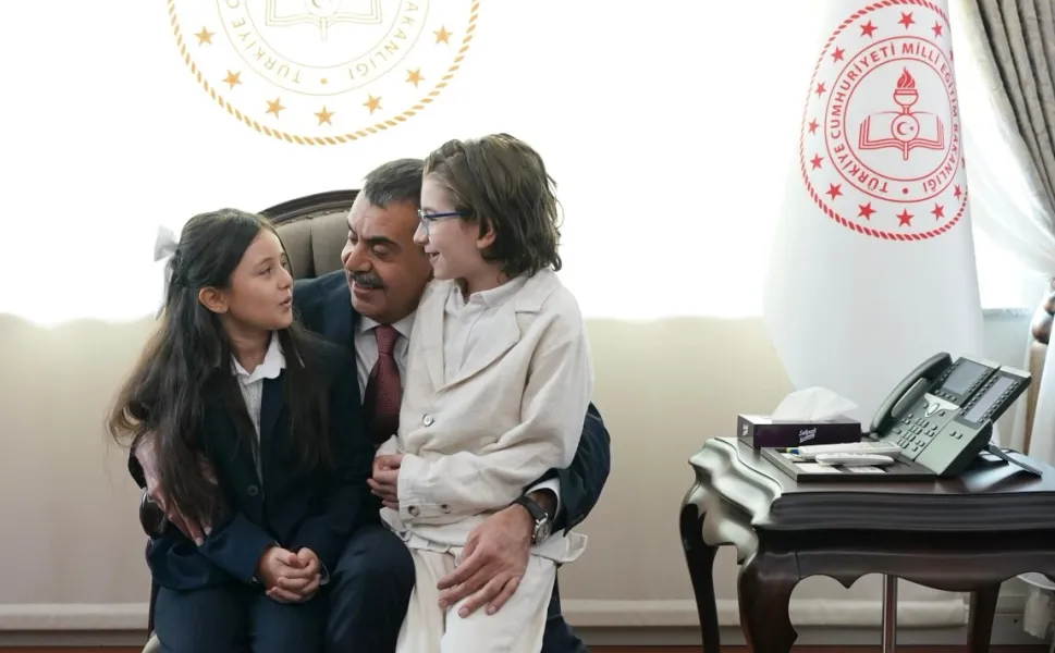 Cumhurbaşkanı Erdoğan ile şarkı söylemişlerdi... Bakan Tekin o çocukları ağırladı
