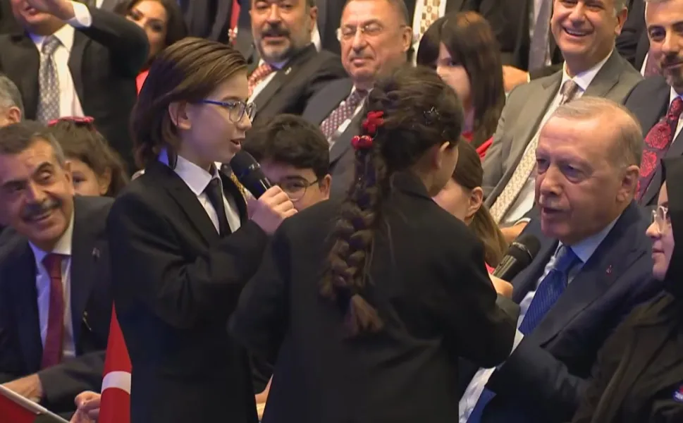 Cumhurbaşkanı Erdoğan'dan çocuklara türkü sürprizi... 'Çayelinden Öteye'ye eşlik etti