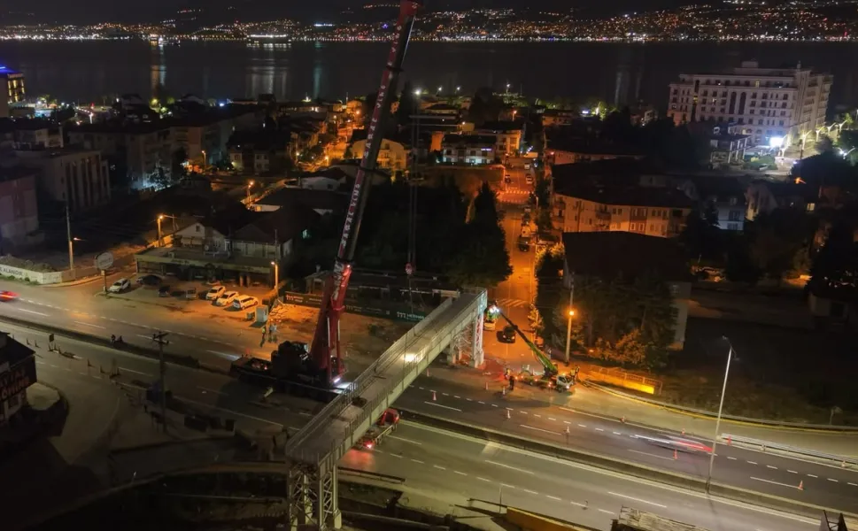 Kocaeli'de 80 tonluk tabliyeye tek seferde montaj