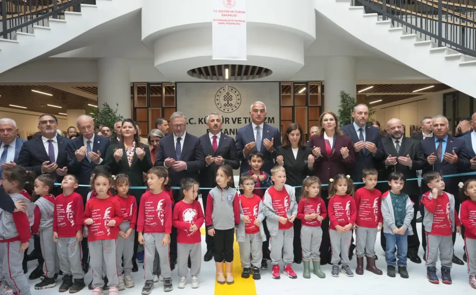 Bakan Ersoy'dan 160 bin kitap kapasiteli dev kütüphane açılışı