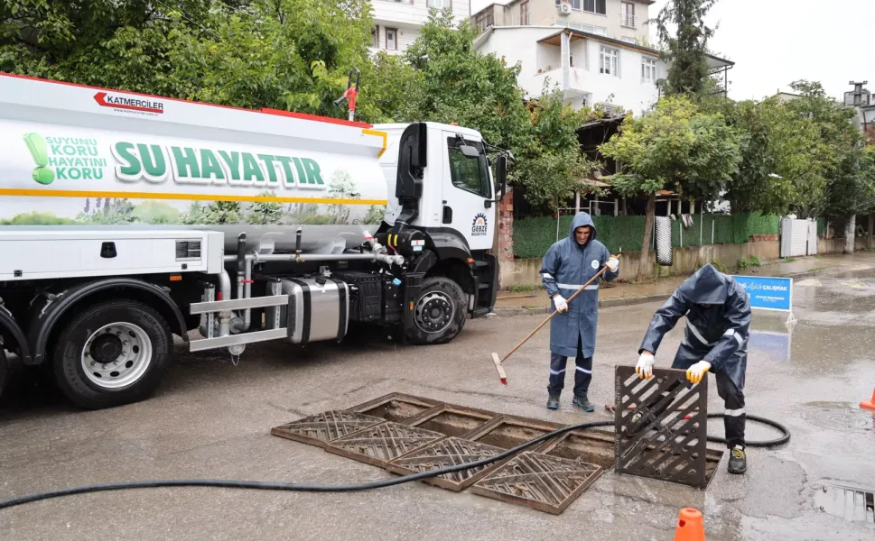 Gebze'de ekiplerden sağanak mesaisi