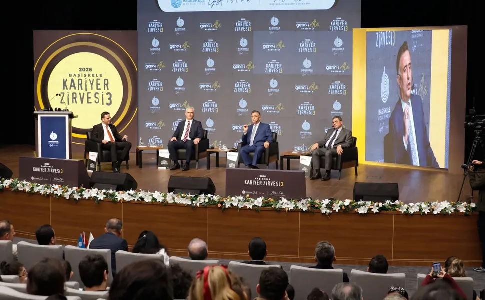 GTÜ Rektörü Başiskele Kariyer Zirvesi'nde gençlerle buluştu