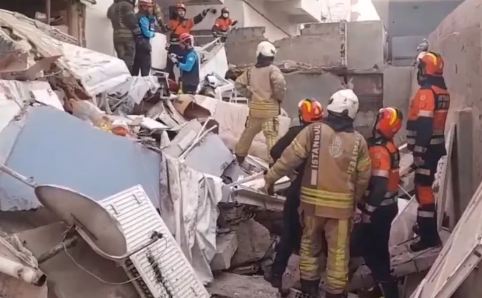 Maltepe'de 7 katlı binanın alt 3 katında çökme! Kurtarma çalışmaları sürüyor