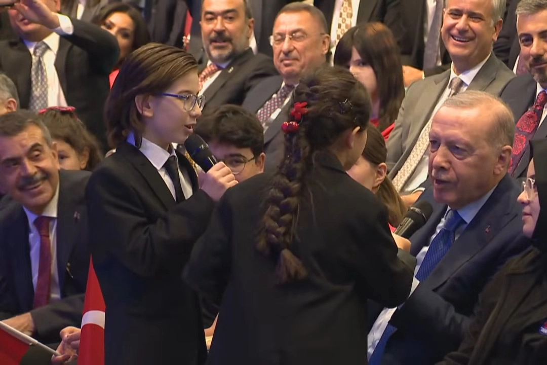 Cumhurbaşkanı Erdoğan'dan çocuklara türkü sürprizi... 'Çayelinden Öteye'ye eşlik etti